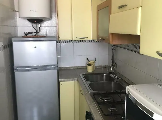 Leoni Charminghouse * Milán