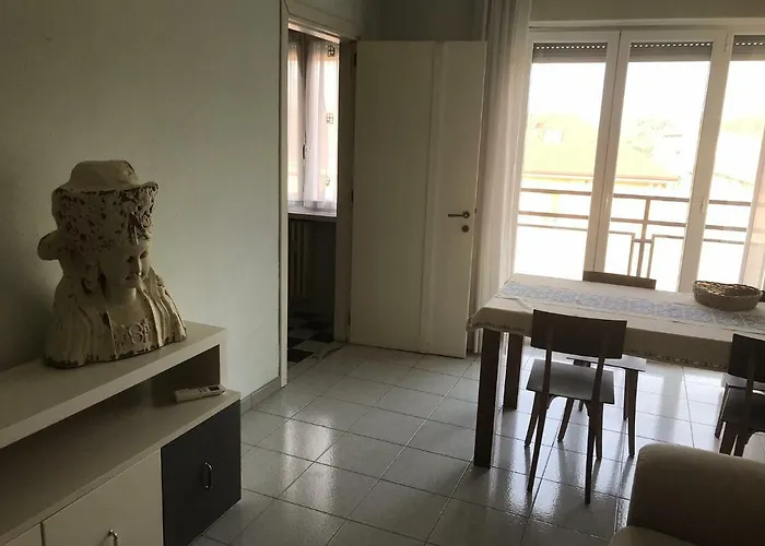 Leoni Charminghouse * Milán